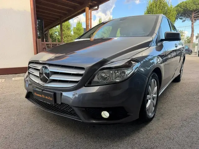 Mercedes-Benz B 180