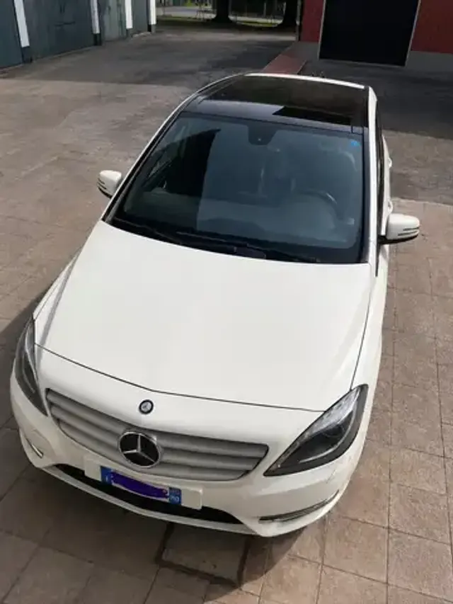 Mercedes-Benz B 180