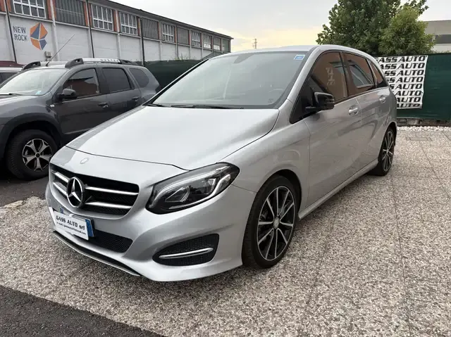 Mercedes-Benz B 180