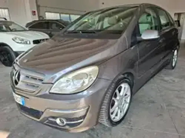 Mercedes-Benz B 200