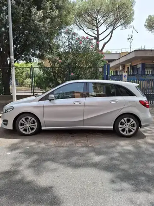 Mercedes-Benz B 180