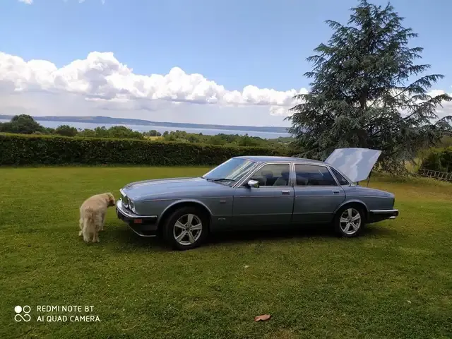 Jaguar XJ40