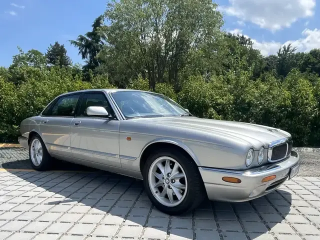 Jaguar XJ8