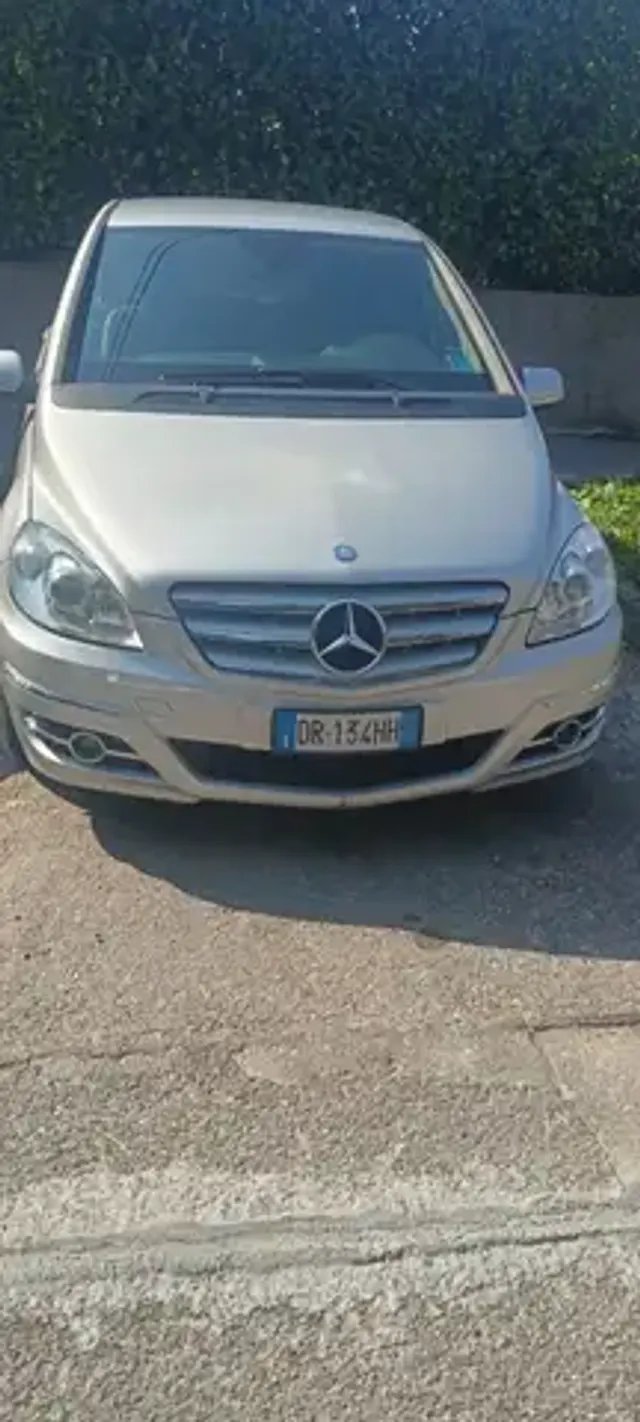 Mercedes-Benz B 180