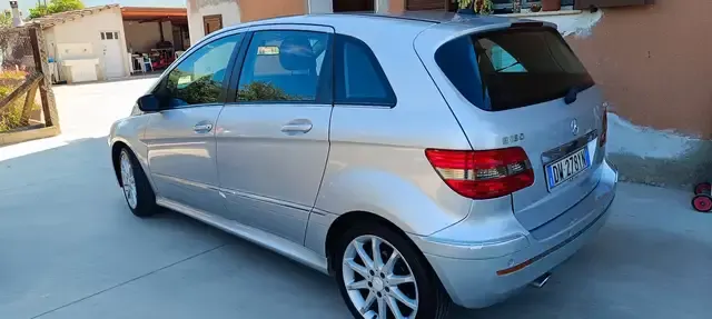 Mercedes-Benz B 180