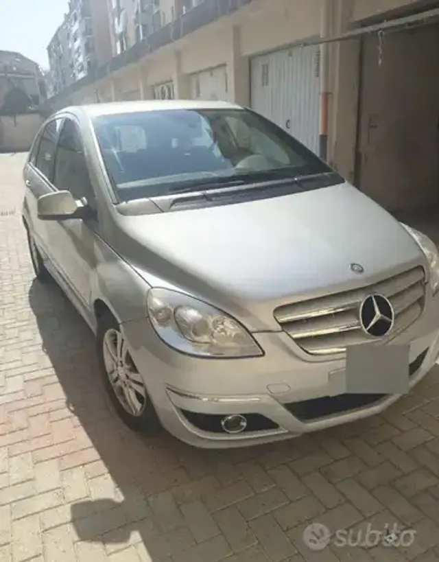 Mercedes-Benz B 180