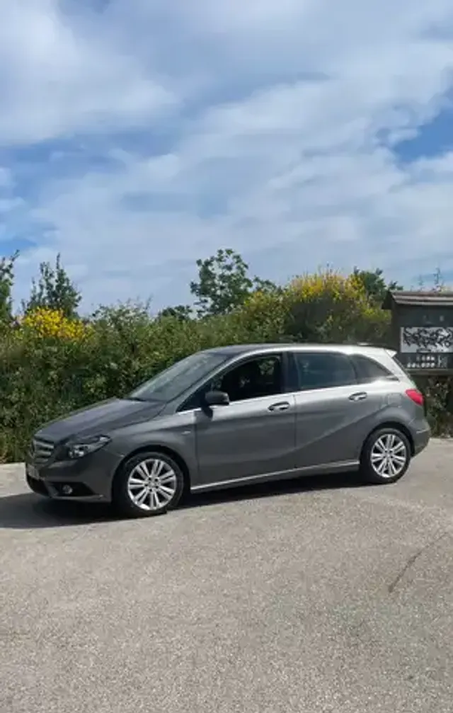 Mercedes-Benz B 180
