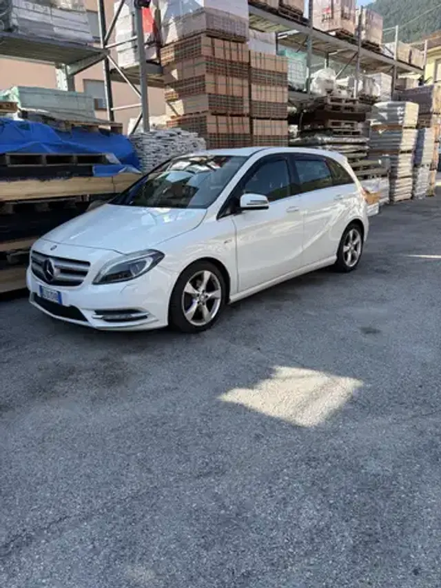 Mercedes-Benz B 180