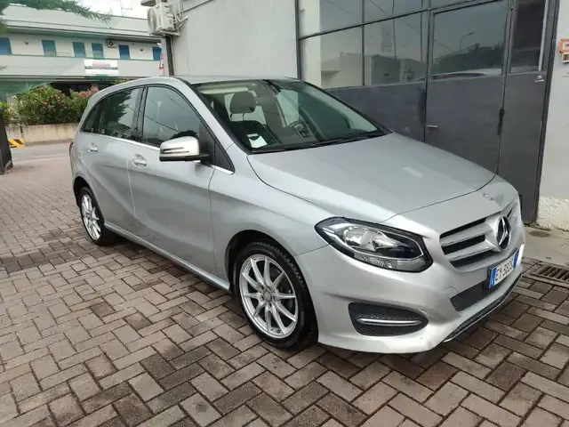 Mercedes-Benz B 180