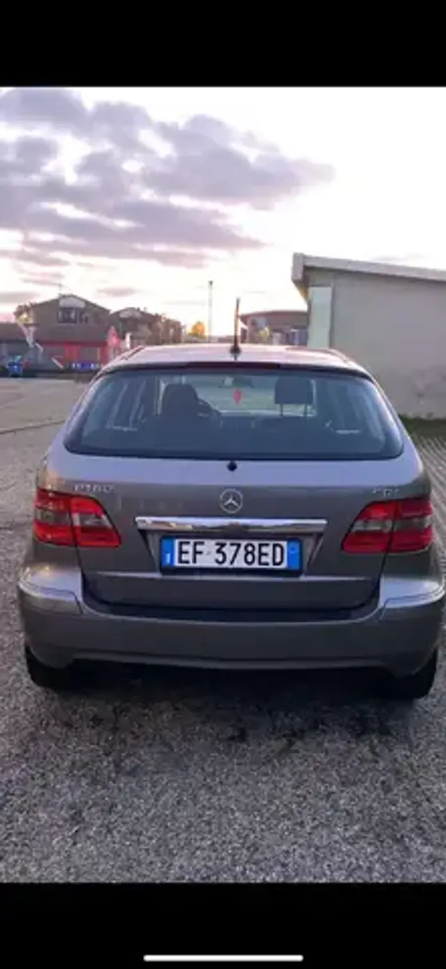 Mercedes-Benz B 180